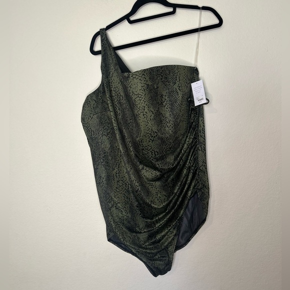 NWT Lane Bryant cacique green snake print one shoulder 1 piece swim suit 26 - Picture 1 of 6
